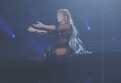浜崎あゆみ、ライブのステージ衣装に批判殺到「安室奈美恵のパクリ」「これはひどい」 