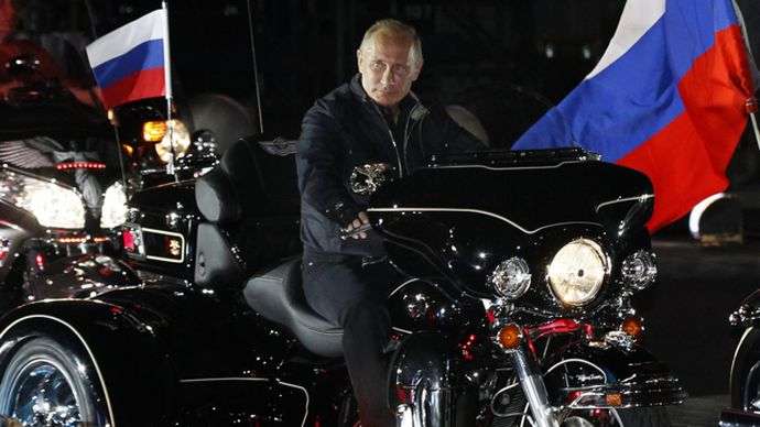 バイクに乗る有名人の画像を貼るトピ
