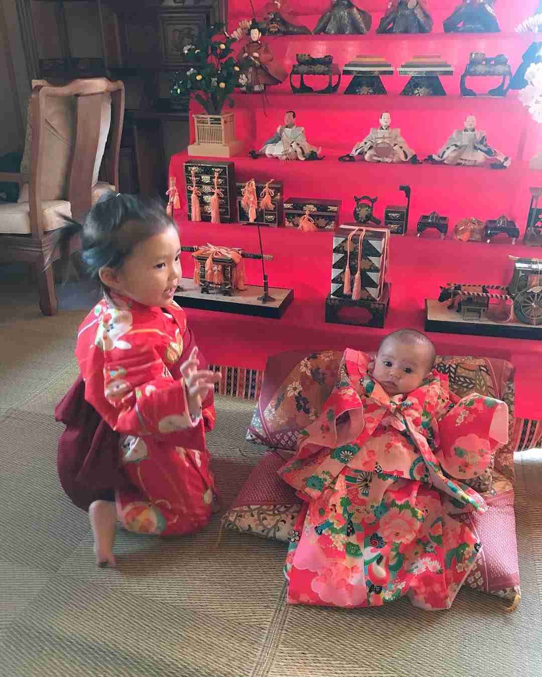 土屋アンナ、娘2人を抱いた1ヶ月遅れの雛祭り写真を公開し反響「アンナさんにそっくり」「三人共にお雛様」