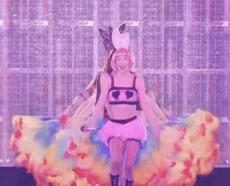 浜崎あゆみ、ライブのステージ衣装に批判殺到「安室奈美恵のパクリ」「これはひどい」 