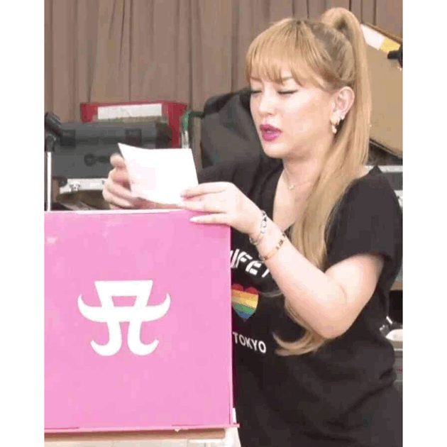 浜崎あゆみ、ライブのステージ衣装に批判殺到「安室奈美恵のパクリ」「これはひどい」