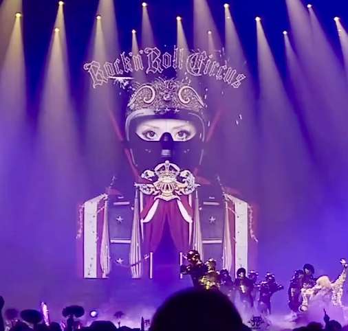 浜崎あゆみ、ライブのステージ衣装に批判殺到「安室奈美恵のパクリ」「これはひどい」 