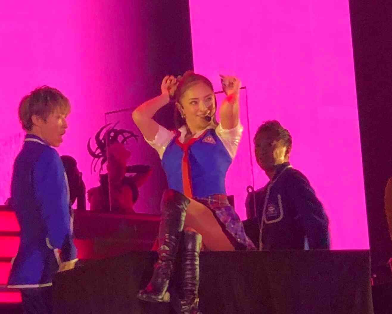 浜崎あゆみ、ライブのステージ衣装に批判殺到「安室奈美恵のパクリ」「これはひどい」 