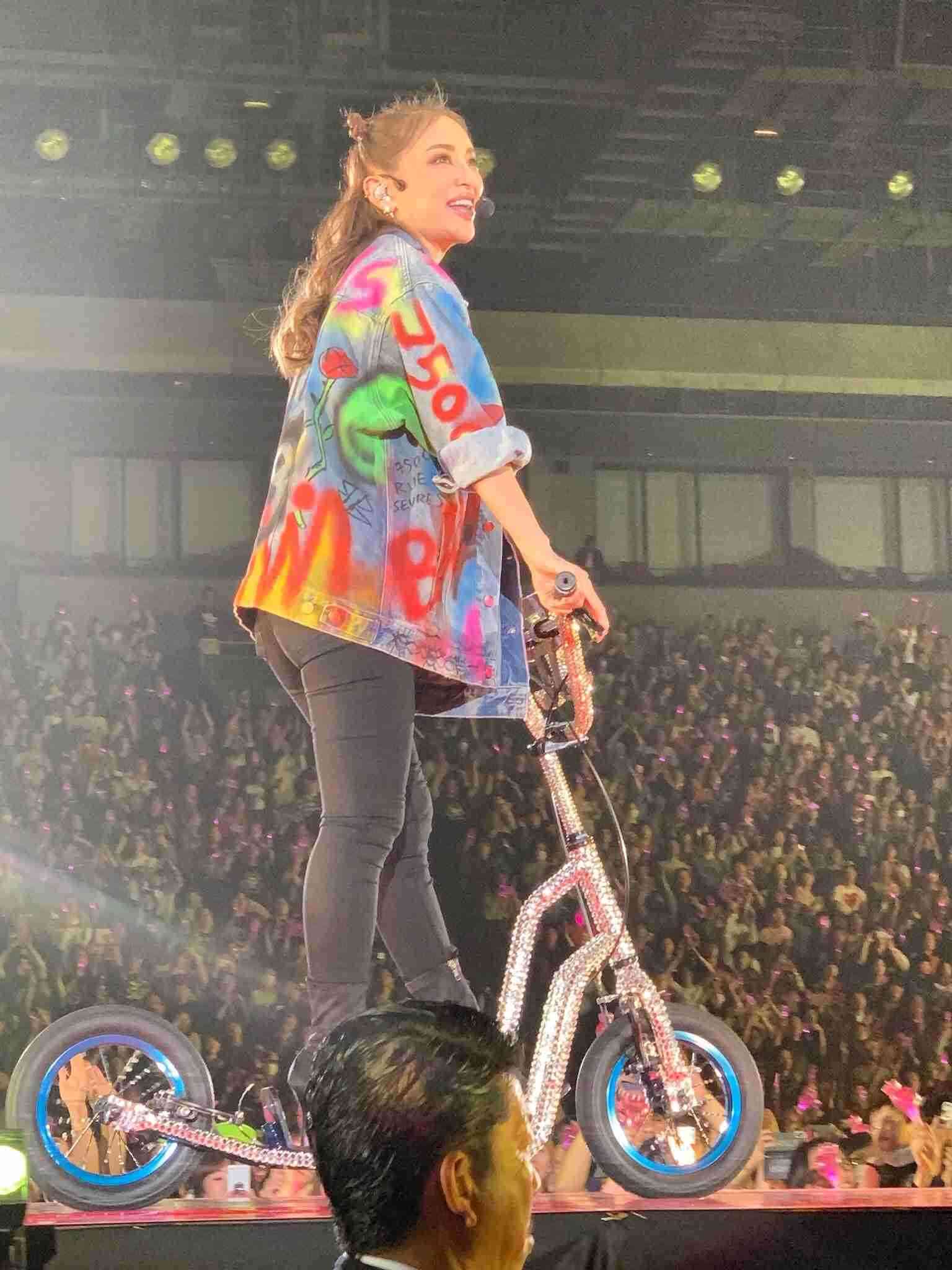 浜崎あゆみ、ライブのステージ衣装に批判殺到「安室奈美恵のパクリ」「これはひどい」 