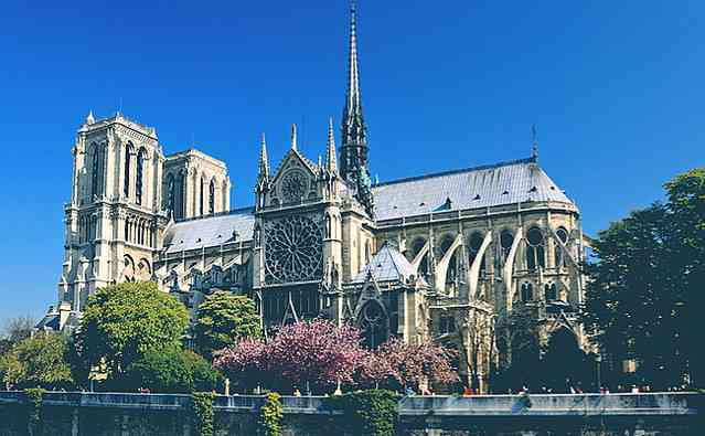 ノートルダム大聖堂で火災 寄付呼びかけたマクロン大統領に賛否 - ライブドアニュース