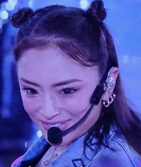 浜崎あゆみ、ライブのステージ衣装に批判殺到「安室奈美恵のパクリ」「これはひどい」