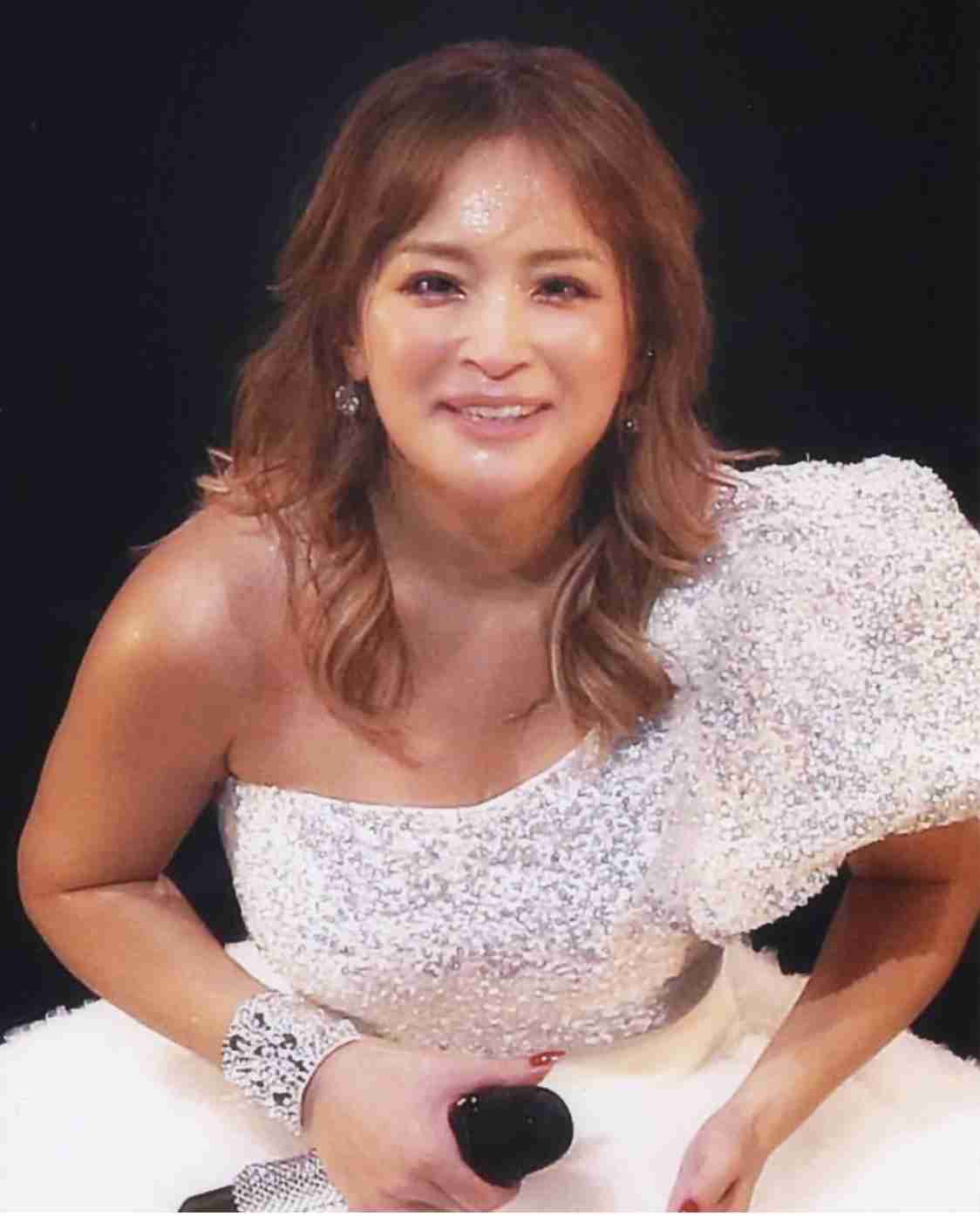 浜崎あゆみ、ライブのステージ衣装に批判殺到「安室奈美恵のパクリ」「これはひどい」 