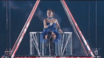 浜崎あゆみ、ライブのステージ衣装に批判殺到「安室奈美恵のパクリ」「これはひどい」 