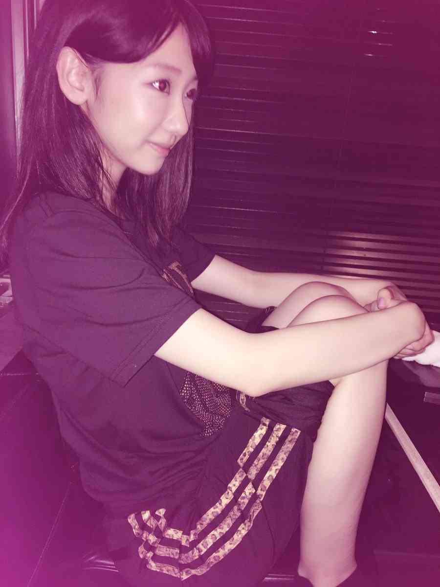 橋本環奈、女性誌で「裸エプロン風のサロペット」姿を披露　ヌーディな背中がセクシー