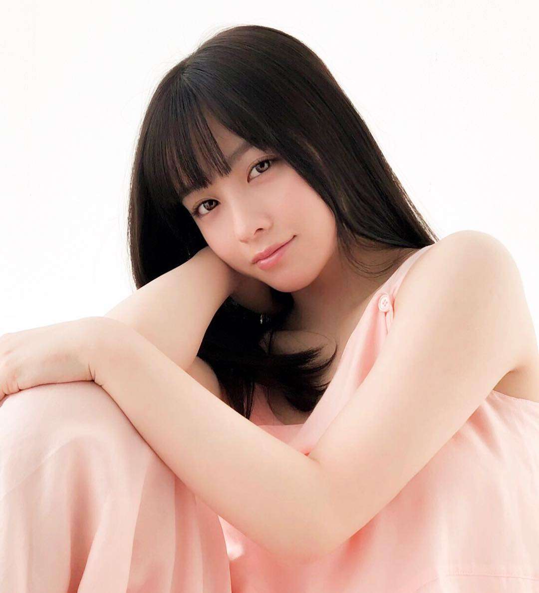 橋本環奈、女性誌で「裸エプロン風のサロペット」姿を披露　ヌーディな背中がセクシー