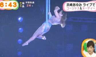浜崎あゆみ、ライブのステージ衣装に批判殺到「安室奈美恵のパクリ」「これはひどい」 