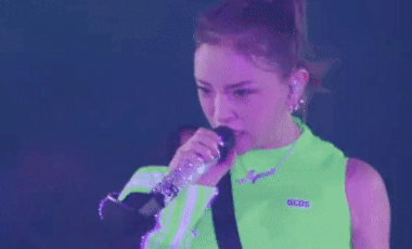 浜崎あゆみ、ライブのステージ衣装に批判殺到「安室奈美恵のパクリ」「これはひどい」