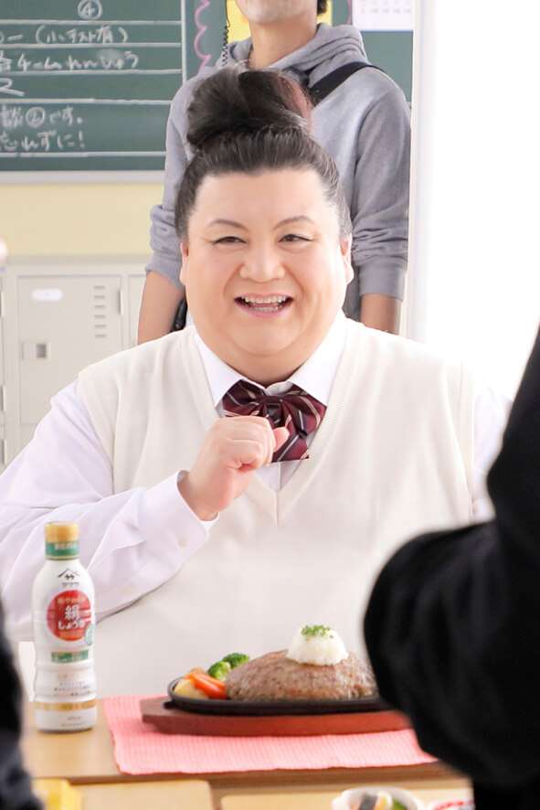 マツコ、初の女子高生役で制服ショット披露＆心境吐露「精一杯かわいく…」