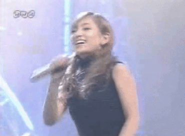 浜崎あゆみ、ライブのステージ衣装に批判殺到「安室奈美恵のパクリ」「これはひどい」 