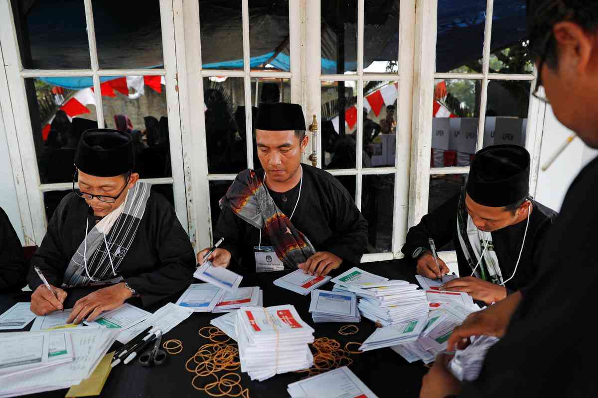                 インドネシアの大規模選挙、手作業の開票で272人過労死 - ロイター