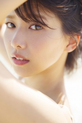 欅坂46のクールビューティ・渡邉理佐、初写真集で水着&ランジェリー挑戦 20歳の美を披露 