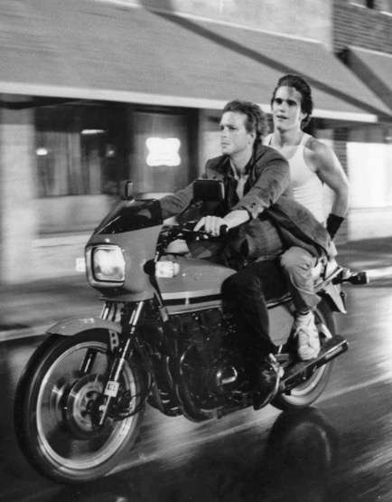 バイクに乗る有名人の画像を貼るトピ