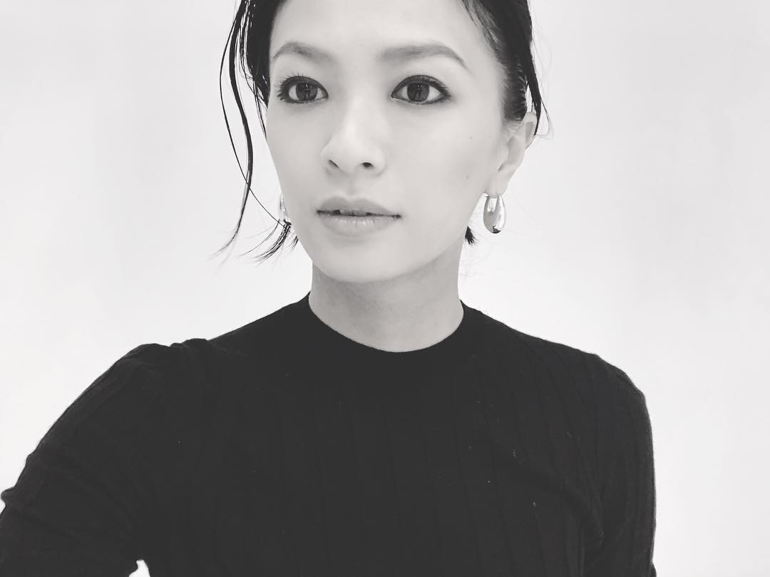 榮倉奈々、雰囲気変わった近影に驚きの声　「痩せた？」「外国人みたい」