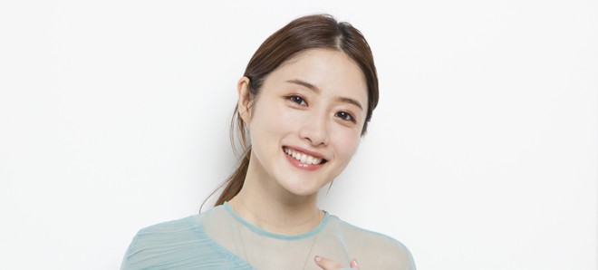 石原さとみ、16歳の初々しいセーラー服姿再び　ファースト写真集が復刻