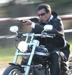 バイクに乗る有名人の画像を貼るトピ