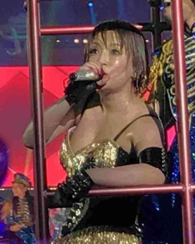 浜崎あゆみ、ライブのステージ衣装に批判殺到「安室奈美恵のパクリ」「これはひどい」