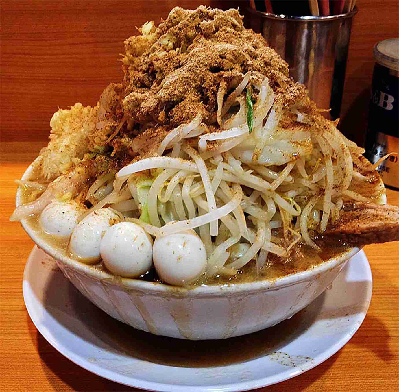 炎上 ラーメン二郎を路上に吐きまくる客が続出 店員がマナーなき客に不快感 食べきれない注文しないで ガールズちゃんねる Girls Channel