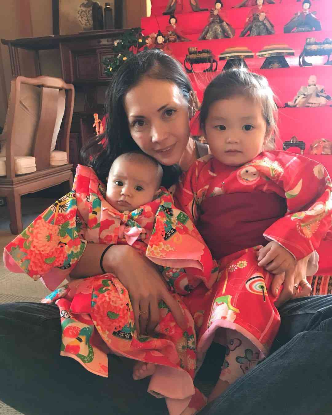 土屋アンナ 娘2人を抱いた1ヶ月遅れの雛祭り写真を公開し反響 アンナさんにそっくり 三人共にお雛様 ガールズちゃんねる Girls Channel 土屋アンナ 娘2人を抱いた1ヶ月遅れの雛祭り写真を公開し反響 アンナさんにそっくり 三人共にお雛様 ガールズちゃんねる Girls Channel