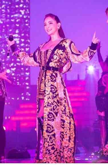 浜崎あゆみ、ライブのステージ衣装に批判殺到「安室奈美恵のパクリ」「これはひどい」 