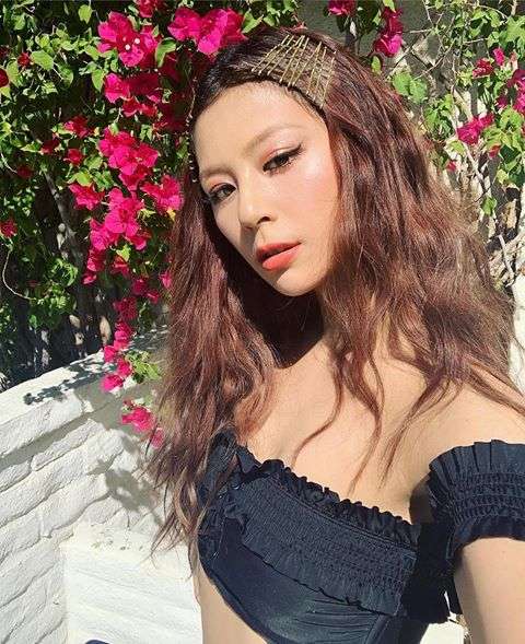 西内まりや、黒ビキニで美脚＆くびれあらわ“極上ボディ”に反響続々