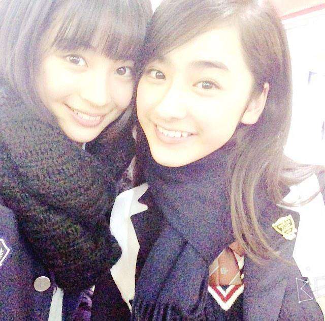 平祐奈、ベンチコートに包まった