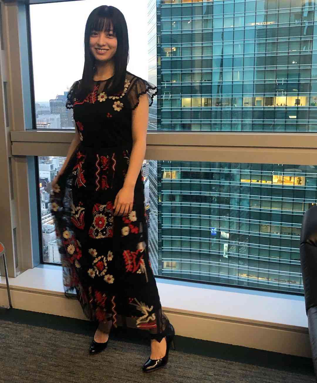 橋本環奈、女性誌で「裸エプロン風のサロペット」姿を披露　ヌーディな背中がセクシー