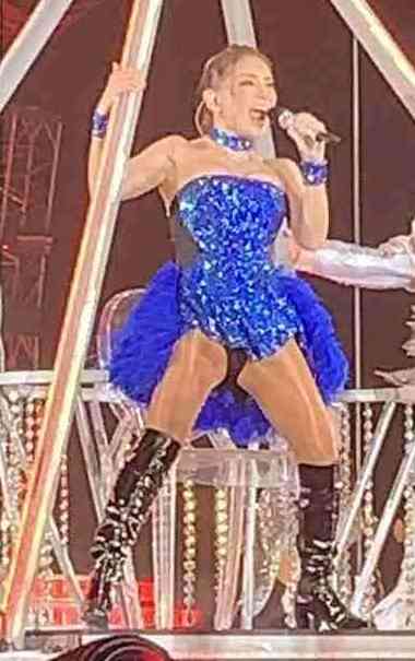 浜崎あゆみ、ライブのステージ衣装に批判殺到「安室奈美恵のパクリ」「これはひどい」 