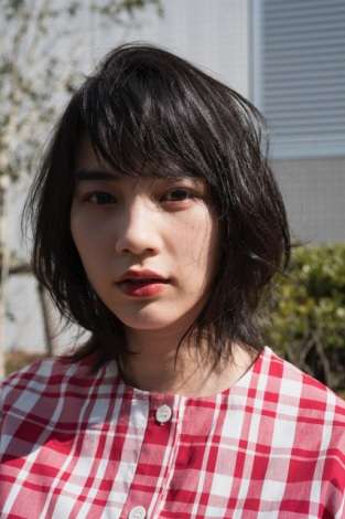 のん、春コーデで大人の美しさ披露　仕事のこだわりは「見る人を喜ばせたい」 | ORICON NEWS