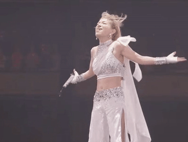 浜崎あゆみ、ライブのステージ衣装に批判殺到「安室奈美恵のパクリ」「これはひどい」 