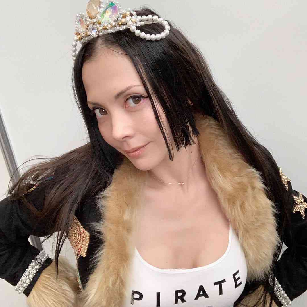 土屋アンナ、ワンピース「ボア・ハンコック」のコスプレ姿に感嘆の声