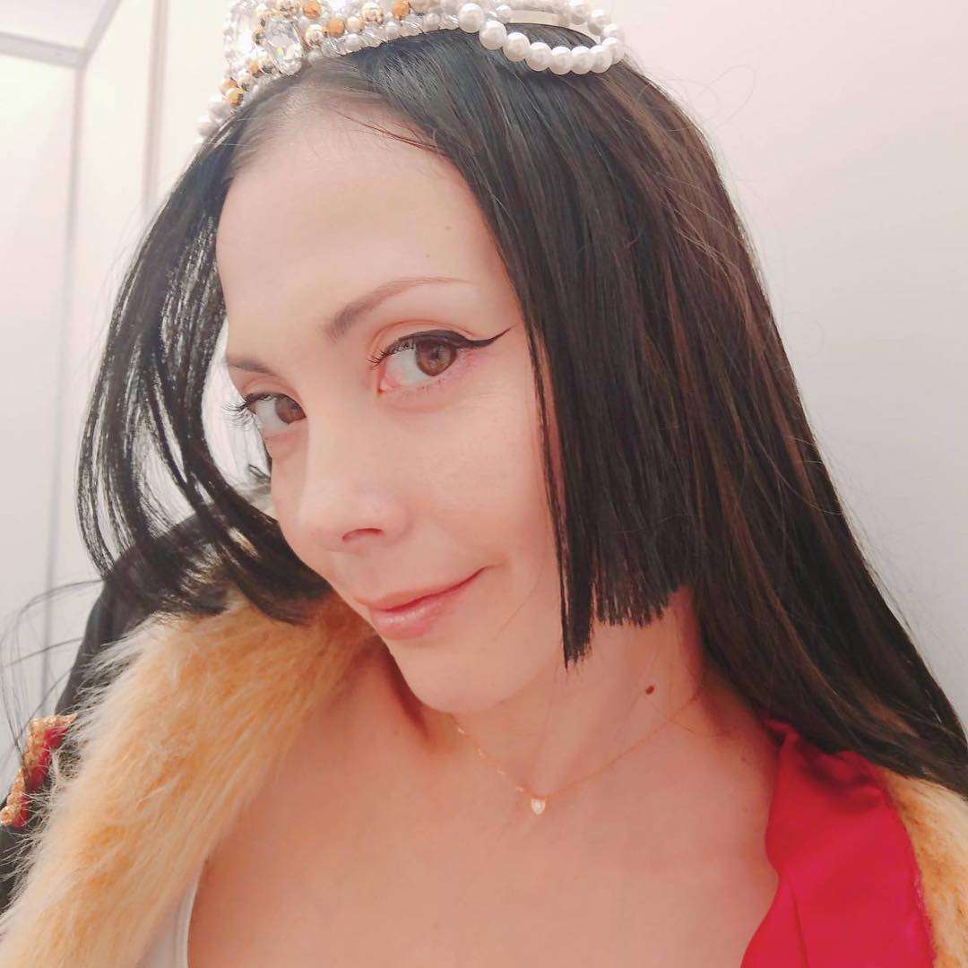 土屋アンナ、ワンピース「ボア・ハンコック」のコスプレ姿に感嘆の声
