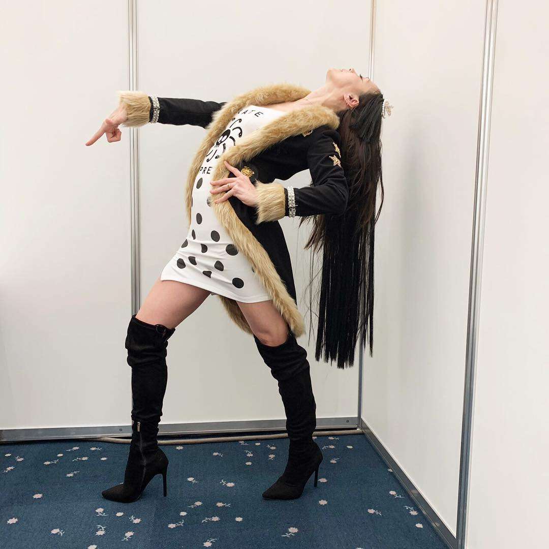 土屋アンナ、ワンピース「ボア・ハンコック」のコスプレ姿に感嘆の声