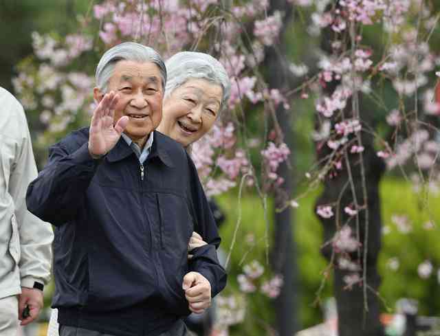 両陛下、皇居外周を「お忍び」散策　居合わせた人は興奮（朝日新聞デジタル） - Yahoo!ニュース