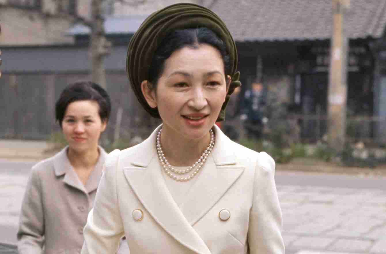 同窓会には品格あふれる白とパールの王道スタイルで | 毎日、美智子さま今なお、色あせない品格とエレガンス | mi-mollet（ミモレ） | 明日の私は、もっと楽しい