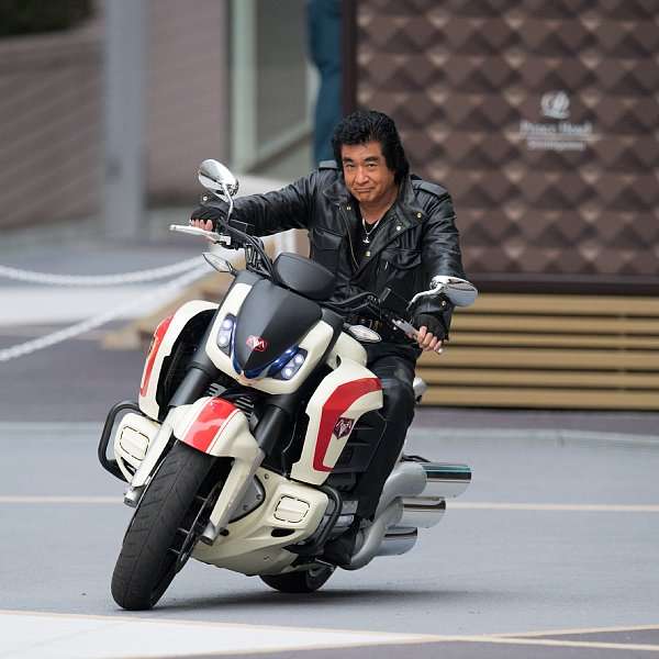 バイクに乗る有名人の画像を貼るトピ