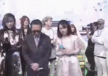 浜崎あゆみ、ライブのステージ衣装に批判殺到「安室奈美恵のパクリ」「これはひどい」 