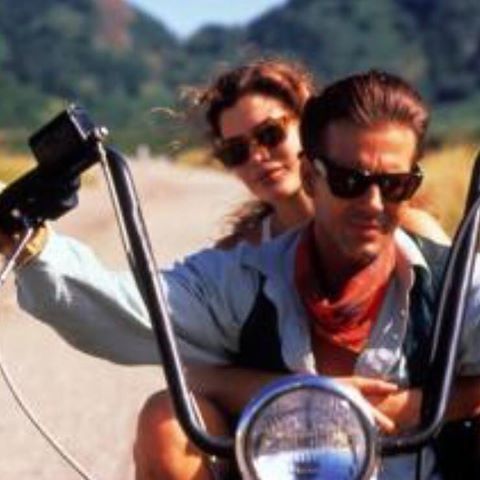 バイクに乗る有名人の画像を貼るトピ