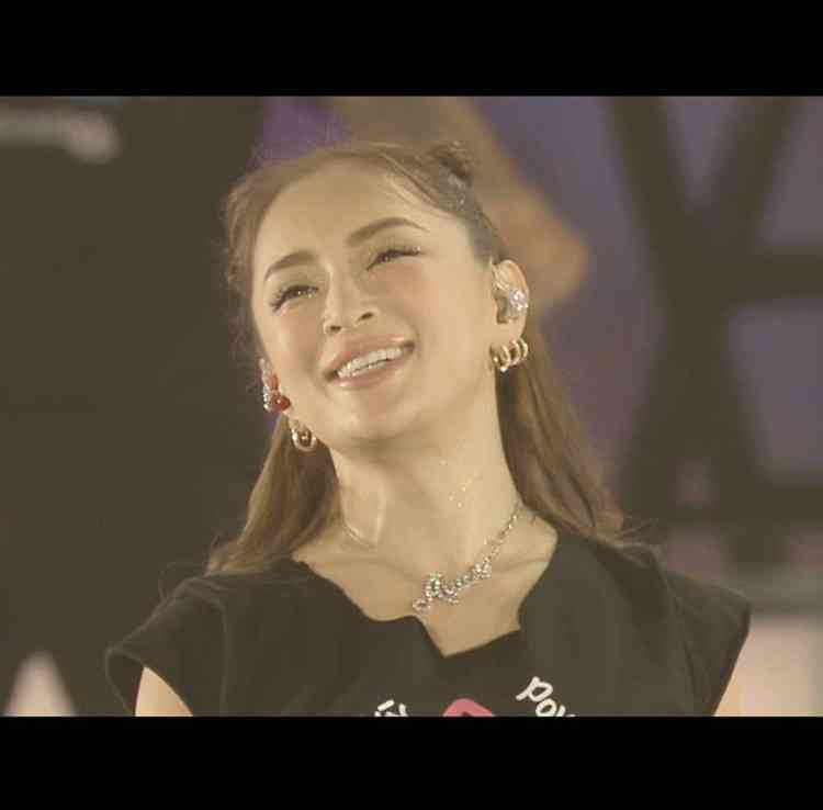 浜崎あゆみ、ライブのステージ衣装に批判殺到「安室奈美恵のパクリ」「これはひどい」 