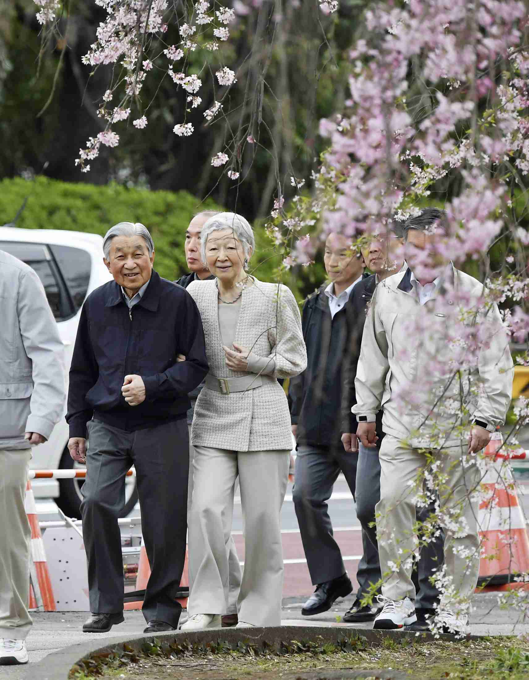 両陛下、「お忍び」で花見　在位中最後、皇居外を散策（共同通信） - Yahoo!ニュース