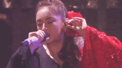 浜崎あゆみ、ライブのステージ衣装に批判殺到「安室奈美恵のパクリ」「これはひどい」