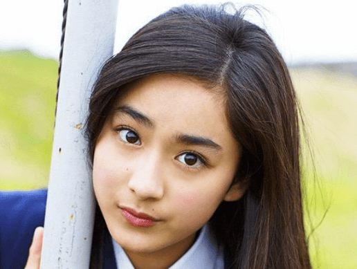 平祐奈、ベンチコートに包まった