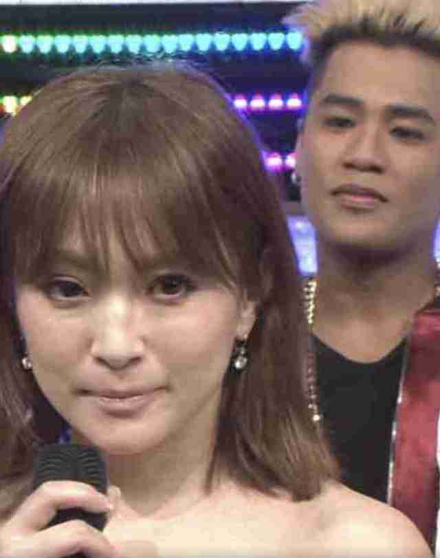 浜崎あゆみ、ライブのステージ衣装に批判殺到「安室奈美恵のパクリ」「これはひどい」