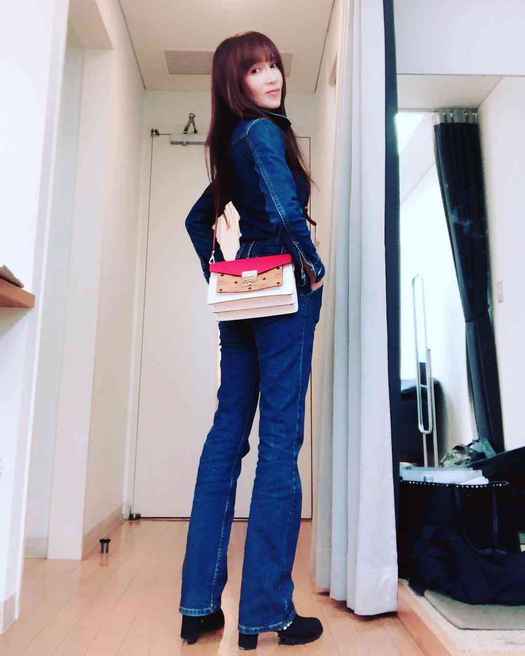 工藤静香、圧巻の美くびれ披露　「これぞ芸能人」「スゴすぎる…」