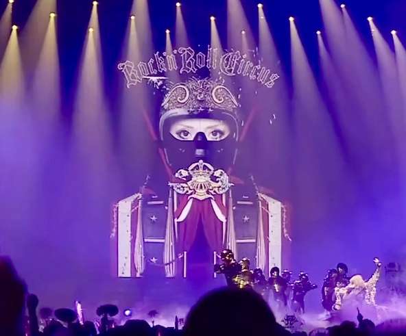 浜崎あゆみ、ライブのステージ衣装に批判殺到「安室奈美恵のパクリ」「これはひどい」 