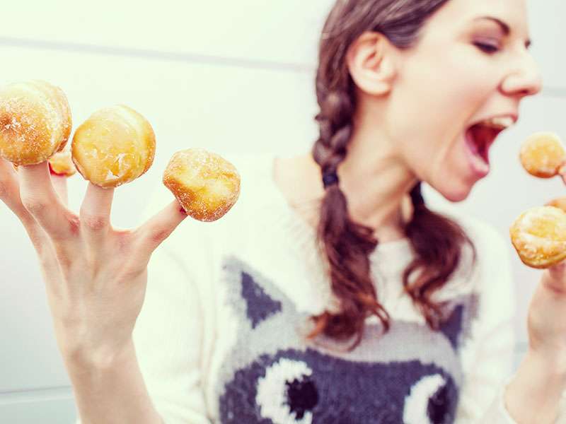 【暇なひと~!】スッゴク好みのイケメンの前で、「シュークリーム」をお洒落に食べる方法を考えよう!